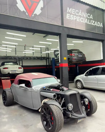 Fachada da LF Mecânica Especializada no Ipiranga, em Juiz de Fora, com carros no elevador